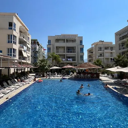 In With Pool 40m From