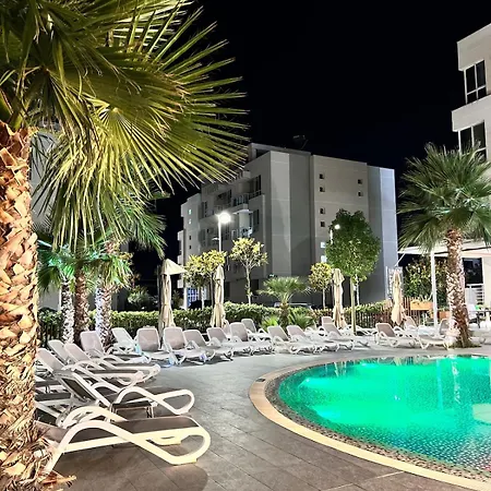 In With Pool 40m From Lejlighed *