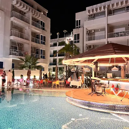 In With Pool 40m From