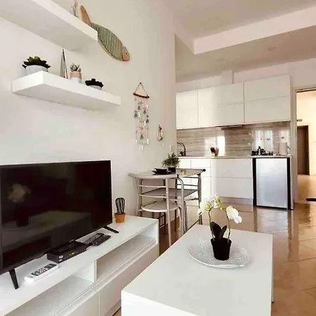 Lejlighed In With Pool 40m From Vlorë